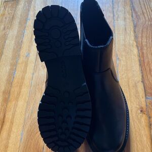 Ecco Black Ankle-High Boots with Rugged Sole